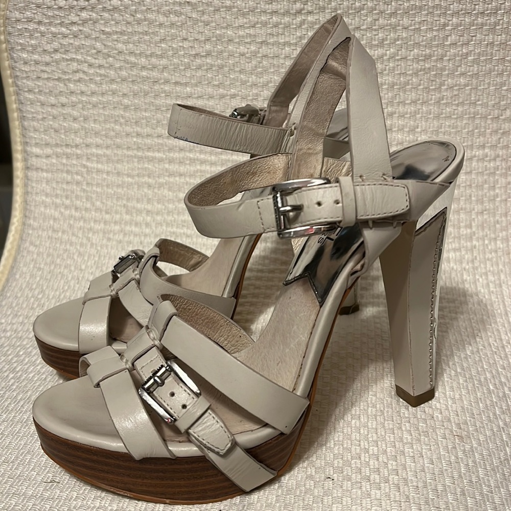 Beautiful cream Michael Kors high heels size 6 !